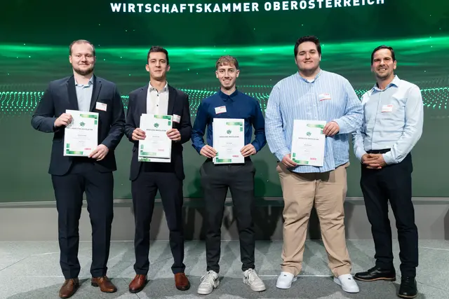 v. l. Engel Austria GmbH: Jonas Luidold (Absolvent), Jonas König (Absolvent), Paul Hofer (Absolvent), Emil Zelenka (Absolvent), Werner Wurm. | Foto: Pelzl-Mairwöger/cityfoto