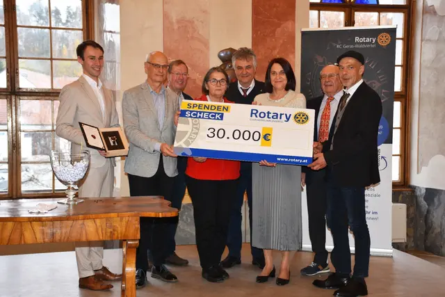Die "Ehrengäste" bei der Übergabe des Spendenschecks an die Organisationen. | Foto: Rotary Club Geras