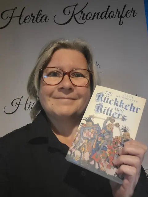 Herta Krondorfer präsentiert ihren neuen historischen Roman „Die Rückkehr des Ritters“, der das Mittelalter in die Region St. Valentin holt. | Foto: Krondorfer