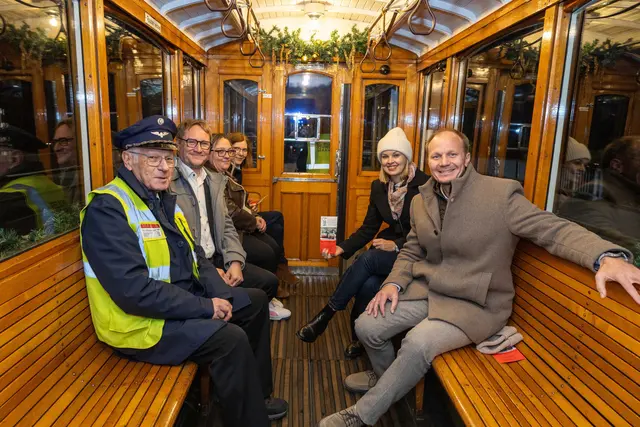 (v.l.n.r.): Walter Pramstaller (Vorsitzender Tiroler MuseumsBahnen), Geschäftsführer Ekkehard Allinger-Csollich (IVB), Referentin Sarah Mair (Generationenförderung und Projekte), Amtsvorständin Martina Zabernig (Kinder, Jugend und Generationen), Vizebürgermeisterin Elisabeth Mayr und Bürgermeister Johannes Anzengruber.  | Foto: IKM/D. Jäger