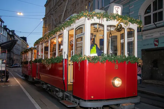 Die Innsbrucker Christkindlbahn ist wieder unterwegs.  | Foto: IKM