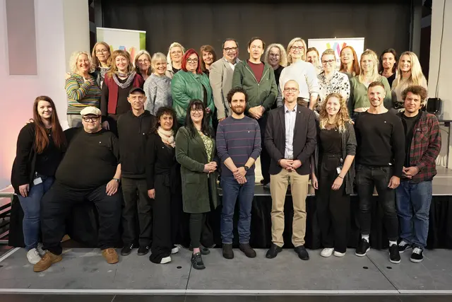Die Mitarbeiterinnen und Mitarbeiter der sozialpsychischen Beratungsstelle in Wels feierten gemeinsam Jahrzehnte der Beratungshilfe für die Stadtbevölkerung. | Foto: Wenzel