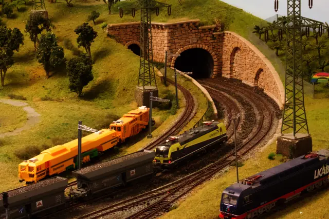 Ausfahrt Enns Richtung Westen. Der Zug verschwindet unter Sankt Florian um in der großen Gleiswendel zum Schattenbahnhof zu fahren. | Foto: Modellbahnclub Sankt Florian