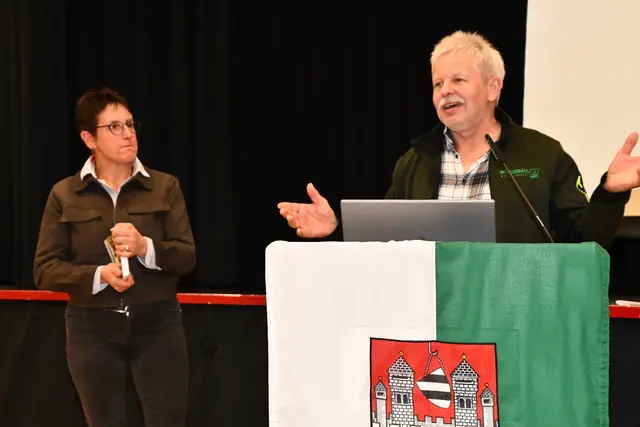 Franz Sabin und Bez. Bäuerin Erika Güttersberger informierten über die Notwendigkeit bei Forstarbeiten mehr auf Sicherheit zu achten. | Foto: Anita Galler