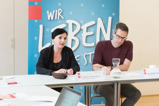 Durch die Nachrüstung mit Heizgeräten können beispielsweise fast alle WC-Anlagen im Winter betrieben werden. (Im Bild: Angelika Wirthenstätter und Kay-Michael Dankl) | Foto: Stadt Salzburg/Rocio Escabosa