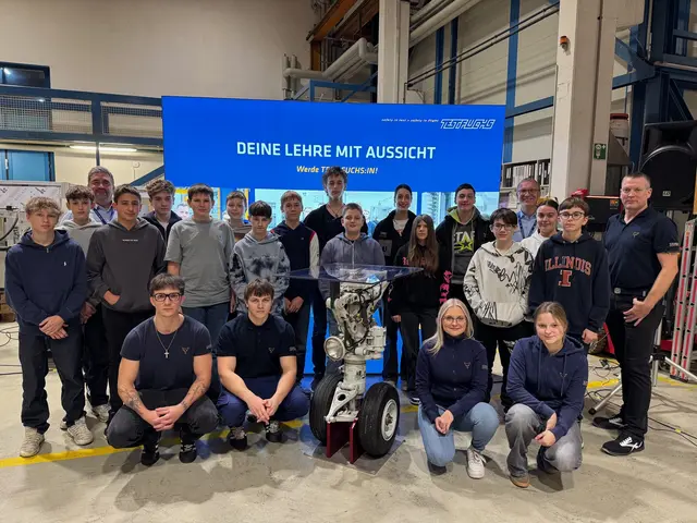 Lorenz Lenz, Ari Steininger, Oliver Müllner, Felix Zimmermann, Moritz Böhm, Tobias Tüchler, Lorenz Trautenberger, Laura Geist, Marcel Klampfer, Daniel Pernat, Tobias Krenn, Alina Konopatsch, Ines Kernstock, Manuel Kernstock und Erik Panzenböck mit den Test-Fuchs Lehrlingen Lena Fucker, Victoria Albrecht, Fabian Weber und Elias Ramharter sowie den Führungskräften Markus Nagl, Andreas Strohmer und Ewald Dangl | Foto: TEST-FUCHS