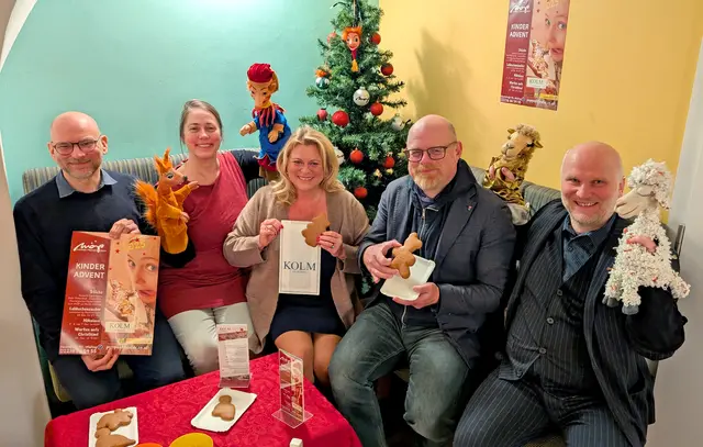 Große Vorfreude auf den Benefiz-Lebkuchenzauber im Mödlinger Figurentheater. Von links: Rainer Praschak, Katharina Mayer-Müller, Astrid Kolm, Stephan Schimanowa und Martin Müller. | Foto: Stadtgemeinde Mödling / cb