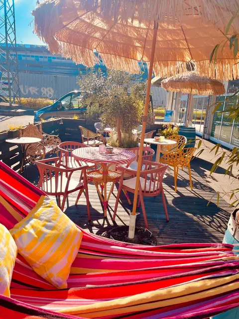 Mit einem Sortiment "vom Meersalz bis zum Bikini" ist in der Besso Lounge immer Sommer, auch wenn am 4. Dezember ein kleiner Punsch-Event stattfindet.  | Foto: Sabine Urbanek