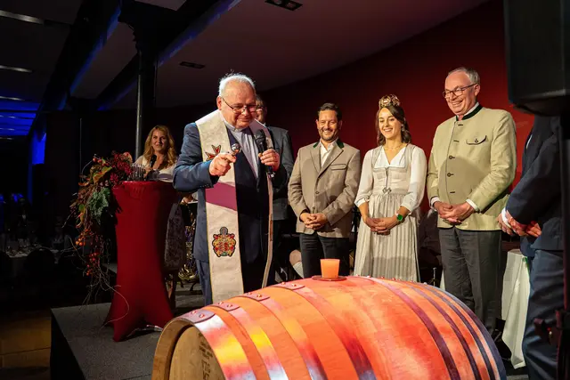 Pater Paul, Weinpate Christoph Metzker, Bundesweinkönigin Laura Hummel und LH-Stellvertreter Stephan Pernkopf (ÖVP) | Foto: Die Rubin Carnuntum Weingüter