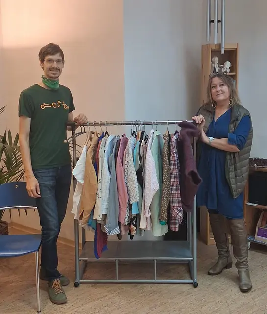 Kleider von der Stange: Zu schade zum Wegwerfen.  | Foto: Grüne Langenzersdorf