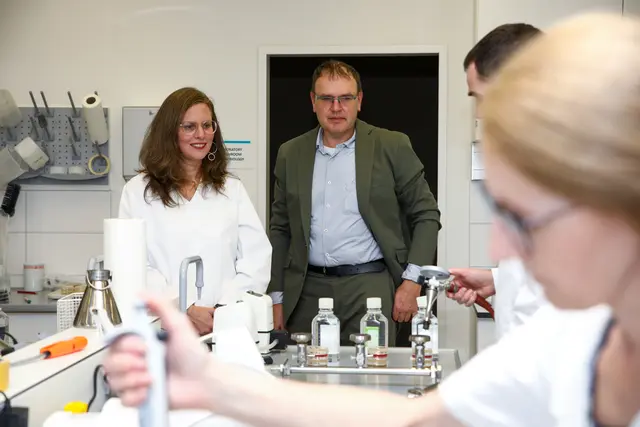 Landeshauptmann-Stellvertreterin Anja Haider-Wallner mit dem Leiter der Biologischen Station Neusiedler See in Illmitz, Thomas Zechmeister, im akkreditierten Mikrobiologie-Labor. | Foto: LMS
