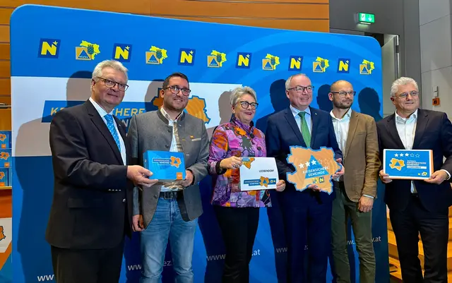 Auszeichnung für Leobendorf (v. l. n. r.): NÖ-Zivilschutzverband-Präsident Kainz, GR Scheichl, Bürgermeisterin Batoha, LH-Stellvertreter Pernkopf, OBI Schmid und LR Antauer.  | Foto: z. V. g. 