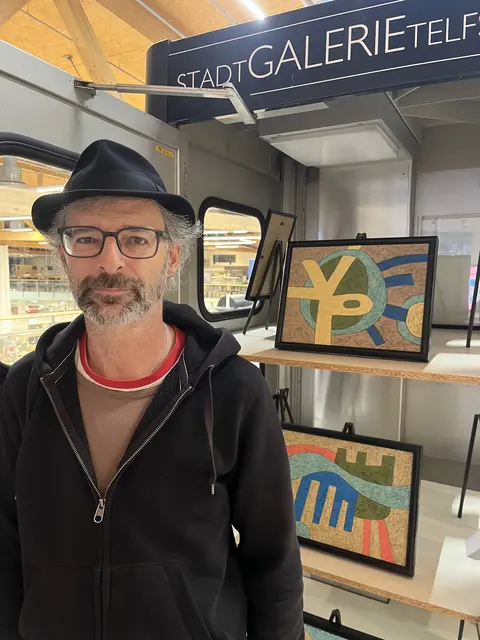 Urban Sterzinger stellt bis März 2026 seine Werke in der "Telefonzelle" im Inntalcenter Telfs aus.  | Foto: Witsch
