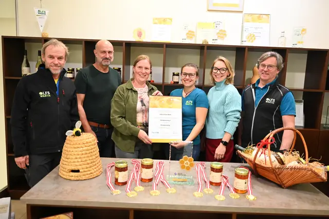 (v.l.n.r.) Karl Stückler, Leiter der Imkerschule Warth, Imkermeister Wolfgang Oberrisser, Projektbetreuerin Karoline Ofenböck, Imkerei-Lehrling Katharina Brunner, Projektbetreuerin Valeria Voit und Imkermeister Alois Spanblöchl mit den Auszeichnungen | Foto: Jürgen Mück