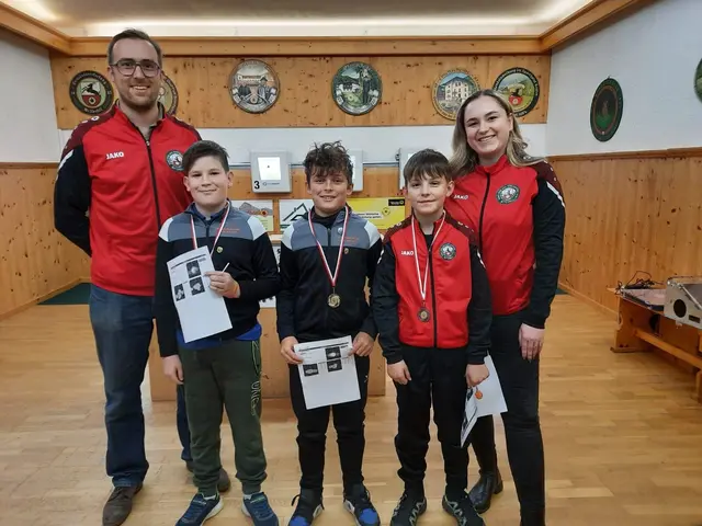 Jug I m: Samuel Brunner, Jonas Steinberger, Pius Wallner. Links und Rechts der siegreichen Schützen: Gernot und Sara Rumpler | Foto: SSSV-Bezirk Pinzgau