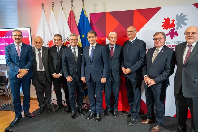 v.li.: LH Arno Kompatscher (Südtirol), LH a.D. Luis Durnwalder (Südtirol), LH Maurizio Fugatti (Trentino), EU-Kommissar Magnus Brunner, Kommissions-Vizepräsident Raffaele Fitto (Italien), LH a.D. Carlo Andreotti (Trentino), Euregio-Präsident LH Anton Mattle, LH a.D. Günther Platter und LH a.D. Lorenzo Dellai (Trentino). | Foto: Land Tirol/Pölzl