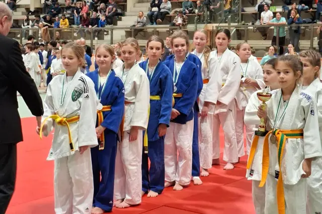 Isabella Dengg darf ihren Preis in Empfang nehmen | Foto: UTV