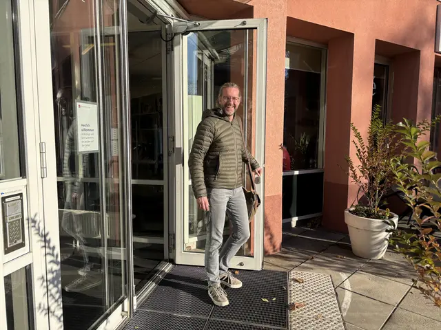 Regelmäßig macht sich Helmut Schumacher, der Direktor des Kardinal König Hauses, auf den Weg in Wiener Gefängnisse, in denen er dann als Seelsorger tätig wird – auch zu Weihnachten. | Foto: Mathias Kautzky/MeinBezirk