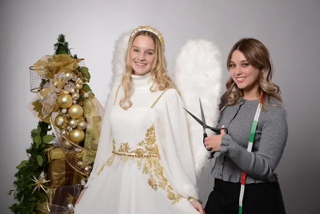 Das Leobener Christkindl trägt heuer ein ganz besonderes Kleid, das die Region mit Symbolen der Stadt künftig auf besondere Weise repräsentieren wird. | Foto: Armin Russold