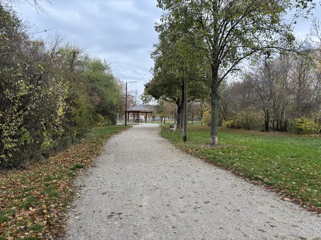 Ein Park geht mitten durch das Norwegerviertel, zur Freude vieler Hundebesitzerinnen und -besitzer. | Foto: Michael Marbacher/MeinBezirk