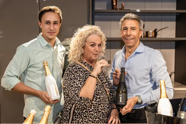 Paul und Thomas Kerschhaggl (Getränke Kerschhaggl) präsentierten ihre neue Linie „Vino Spumante No. 1“ und nahmen Johanna Kob (Moderatorin Gauderfest) in die Mitte.
