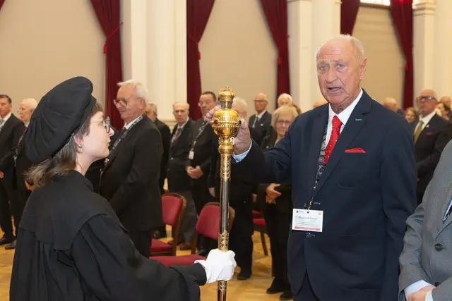 Bei einem Festakt in der Aula erneuerte Gernot Patzak sein Promotionsgelöbnis. | Foto: Uni Graz/Foto Gasser