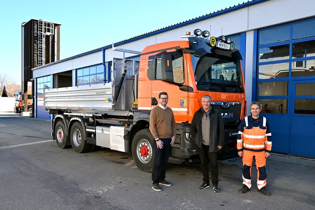 Stadtrat Erik Hofer (SPÖ), Bauhofleiter Bernhard Feurer und Bauhofmitarbeiter Christian Pichler und der neue Wunder-Lkw. | Foto: Stadtgemeinde Ternitz