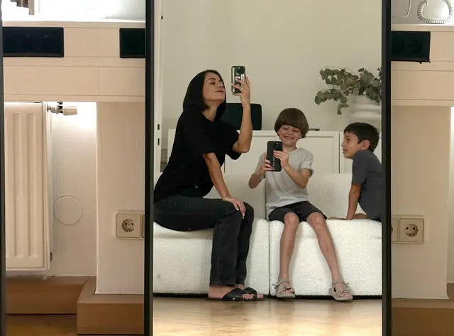 Damit die Zeit am Bildschirm nicht überhandnimmt, setzt Shany Fraissler sich selbst und ihren Söhnen klare Regeln. Vor allem in der gemeinsamen Familienzeit sind ihr digitale Auszeiten wichtig.  | Foto: Fraissler