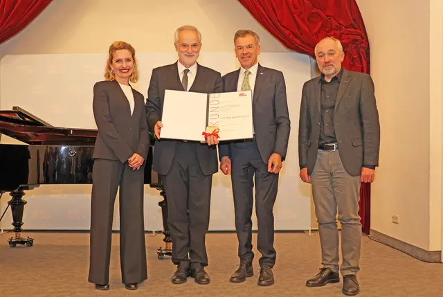 Prof. Johannes Stecher, der langjährige Leiter der Wiltener Sängerknaben und des Mädchenchors Wilten, nahm am 18. November den „Preis für künstlerisches Schaffen der Landeshauptstadt Innsbruck 2025“ in der Sparte Musik entgegen.
Vizebürgermeister Georg Willi, Kulturamtsleiterin Isabelle Brandauer und der Laudator Maximilian Bauer gratulierten im Ursulinensaal.

  | Foto: IKM/M. Darmann