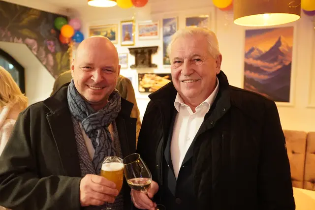 Bernhard Flitsch stieß mit Franz Fischer an. | Foto: Clemens Mitteregger