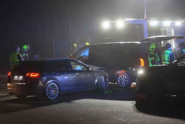 Zwei Pkw krachen bei der Auffahrt zur A8 bei Pichl im dichten Nebel zusammen – drei verletzte Personen. | Foto: laumat.at