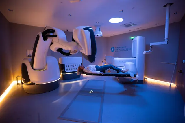 Der Tiroler Mediziner stellte die neuesten Entwicklungen in der robotergestützten Hochpräzisionsstrahlentherapie vor.
 | Foto: Cyberknife Center