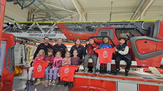 Neun Kinder starteten beim ersten Treffen der neuen Feuerwehr-Kids im Feuerwehrhaus Oberpullendorf. | Foto: Christine Pfneiszl