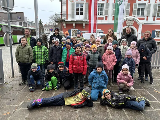 Die Kinder der Volksschule Trahütten sind stolz auf ihre Fahne am Hauptplatz. | Foto: MeinBezirk/Katrin Löschnig