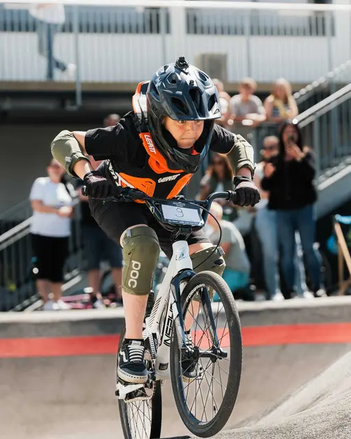 Raphael Maier fährt am Pumptrack. | Foto: Martin Fabian