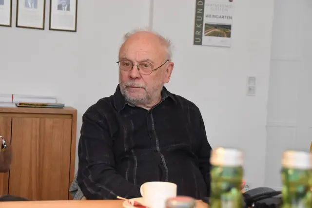 Hugo Neuhauser erklärt, wie den "Wühlmäusen" mit der Zeit immer mehr Locations verwehrt wurden.  | Foto: Barbara Fluckinger