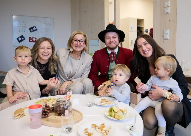Landeshauptfrau Johanna Mikl-Leitner bei der Eröffnung des Kindergartens samt Tagesbetreuungseinrichtung. | Foto: NLK Pfeiffer