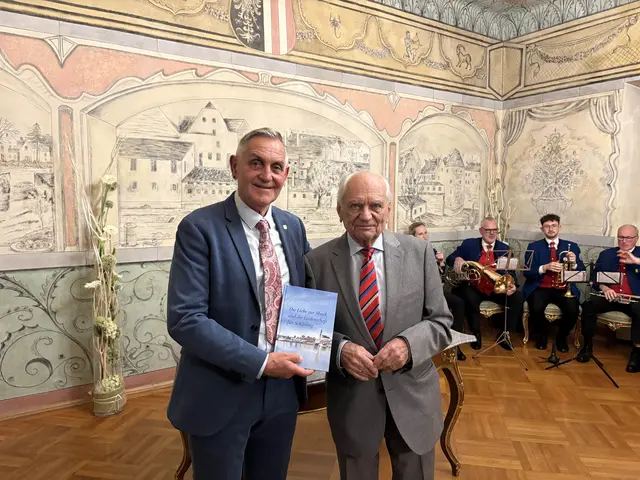 Bürgermeister Günter Streicher (links) dankte dem Jubilar Rudolf Lessky für seinen jahrelangen Einsatz für die Stadt Schärding. 
 | Foto: Stadtgemeinde Schärding