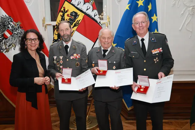 Landesrätin Daniela Gutschi bei der Überreichung der Rettungs-Medaille 50 Jahre an v.l. Kolonnenkommandant Christian Silbergasser aus Rauris, Sanitätsmeister Ing. Anton Tschurtschenthaler aus Bergheim und Rotkreuz-Präsident OMR Dr. Werner Aufmesser aus Radstadt.  | Foto: Land Salzburg/Franz Neumayr