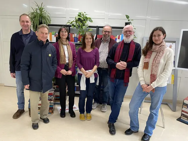 V.l.: Ewald Hiebl (Universität Salzburg, Leopold Kohr-Archiv), Heinz Stockinger (PLAGE), Susanna Vötter-Dankl (Leopold Kohr-Akademie), Sonja Schachner (Südwind), Robert Müllner (Grüne - Generation plus) Alternativnobelpreisträger Mycle Schneider und Sarah Vötter (Leopold Kohr-Akademie). | Foto: Leopold Kohr-Akademie