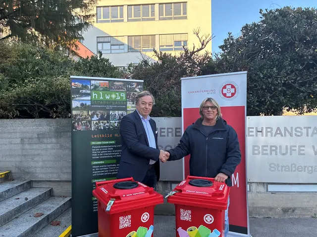 Schulleiter Mag. Erich Rehberger (l.) und Christian Brieske, Mitarbeiter der Sozialmärkte des Samariterbundes Wien vor der Tonne. | Foto: HLW 19