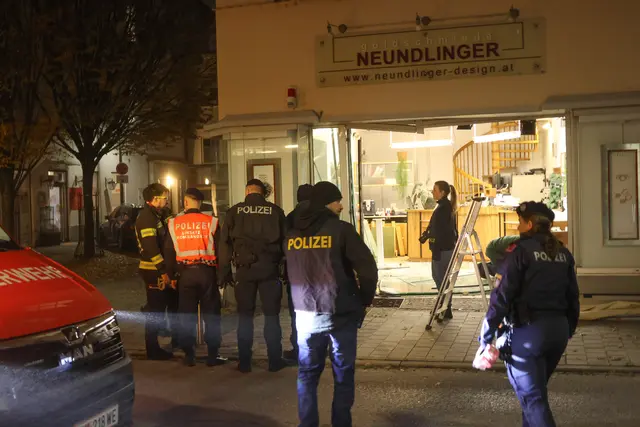 Extreme Gewalt: Die Front des Juwelierladens Neundlinger in der Welser Innenstadt wurde von den Tätern offenbar mit einem Fahrzeug durchschlagen. | Foto: laumat.at