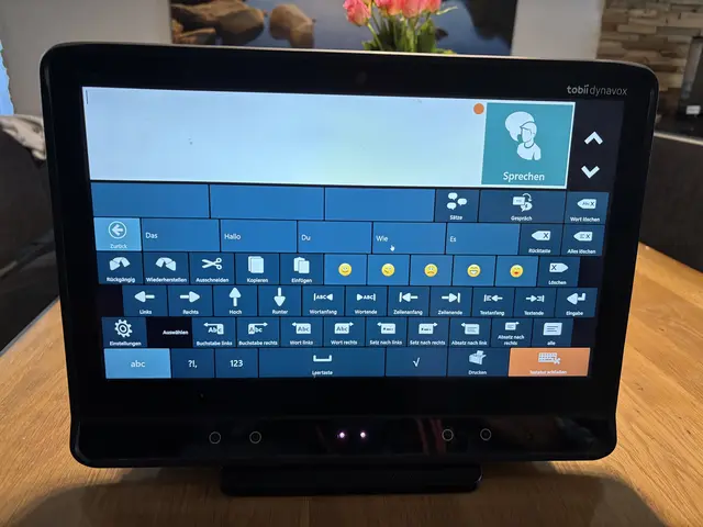 Allein der Computer, mit dem Lara kommuniziert, kostet 25.000 Euro. In der Schule benutzt sie ein zweites Gerät. | Foto: Sandra Schütz