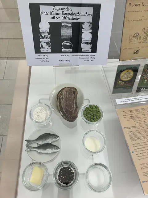 Eine solche Tagesration mit 950 Kalorien musste für einen Wiener Normalverbraucher reichen. Die Ausstellung über die zehn Jahre nach dem Zweiten Weltkrieg waren auch ein Kampf gegen das Verhungern.  | Foto: Karl Ettinger