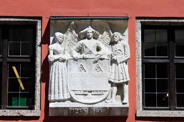 Relief des Stadtwappens an der Fassade des Alten Rathauses von Hans Andre  | Foto: Ralf Roletschek 