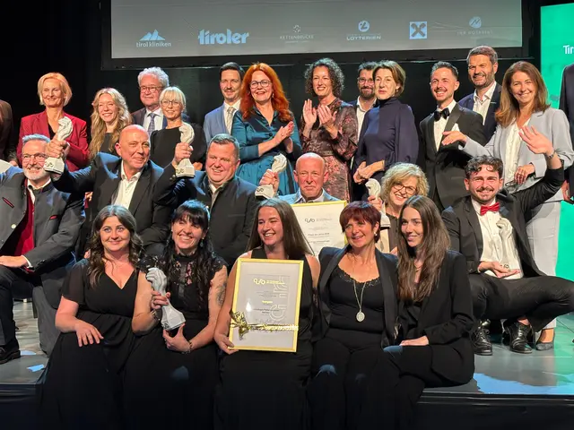 Die Award-PreisträgerInnen. Darunter die Pflegedienstleiterin des Wohn- und Pflegeheims Lienz, Daniela Meier (2. Reihe, 2. v.r.). | Foto: privat