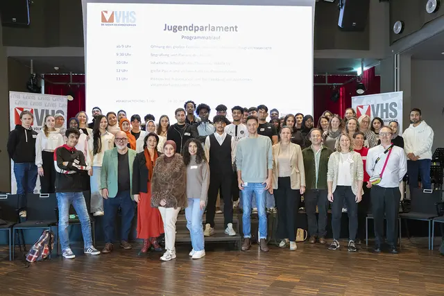 In der VHS Simmering kamen Jugendliche aus ganz Wien zu Wort.  | Foto: intotheblue.studio