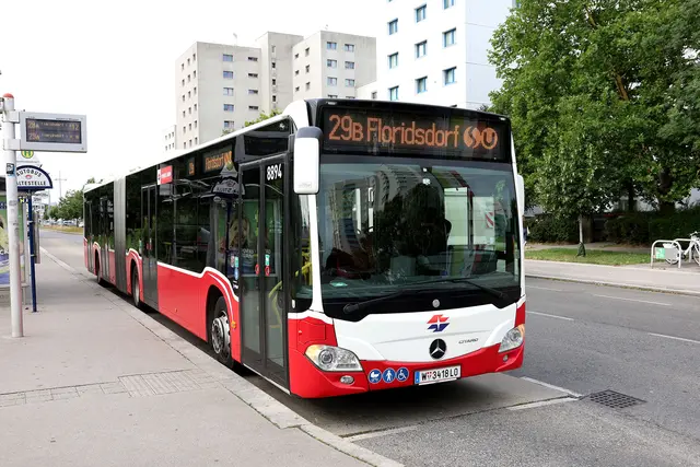 Bezirksvorsteher Georg Papai (SPÖ) haben 2025 viele Beschwerden über den 29B erreicht. Jetzt wurde die Linienführung geändert. | Foto: KOM/Votava