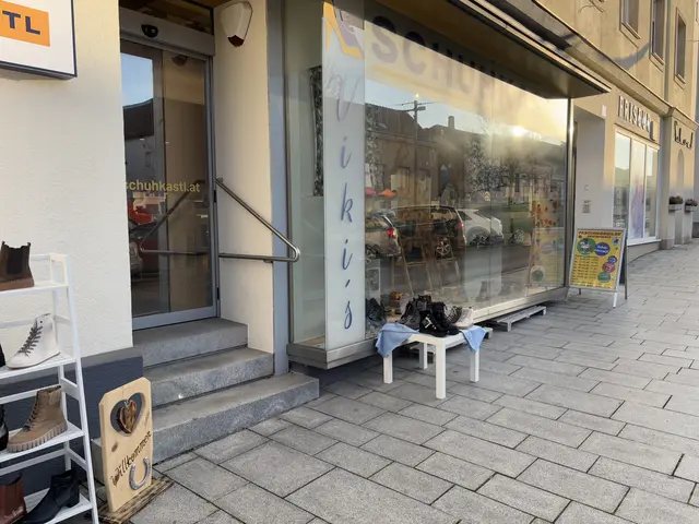 Viki's Schuhkastl im Zentrum von Neulengbach ist immer gut besucht | Foto: Lauren Fahrenberger / MeinBezirk