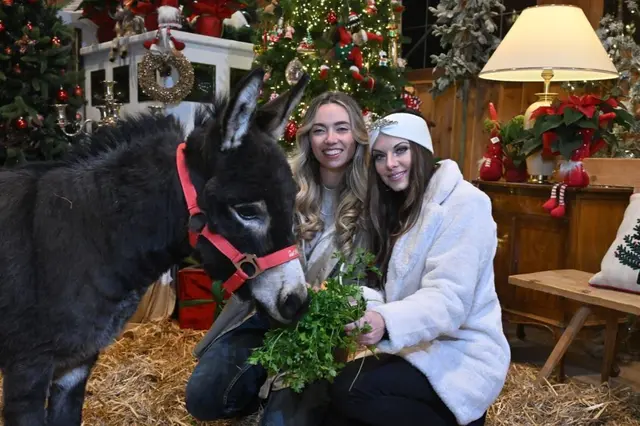 Sara de Blue und Lisa Bogusch freundeten sich mit einem der geretteten Esel an. | Foto: Gut Aiderbichl